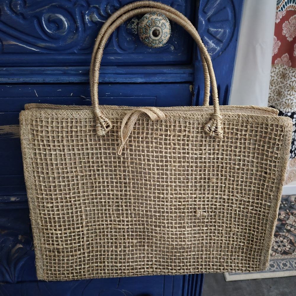 Beige Woven Shoulder Bag with Multicolor Floral Embroidery - Picture 3 of 4